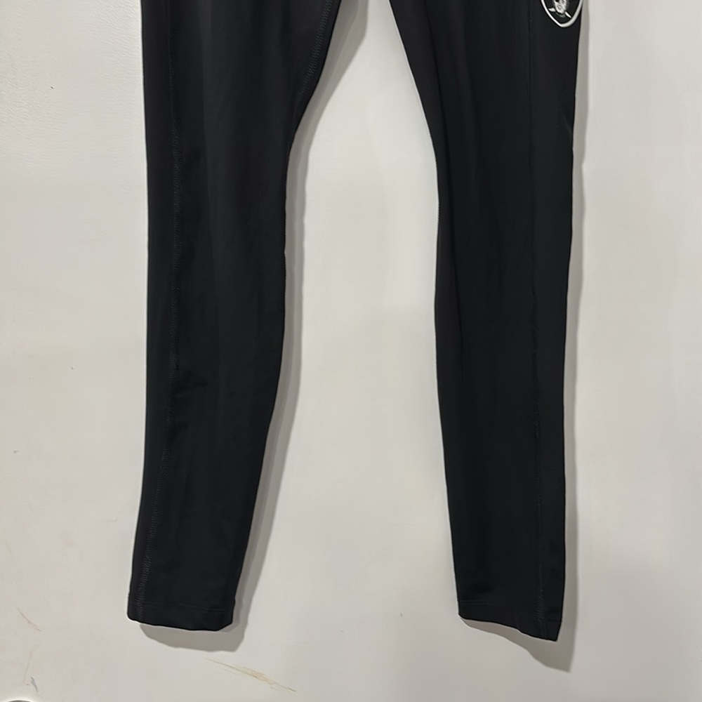 NIKE Las Vegas Raiders
Women's Nike Dri-FIT NFL Leggings - Picture 4 of 6